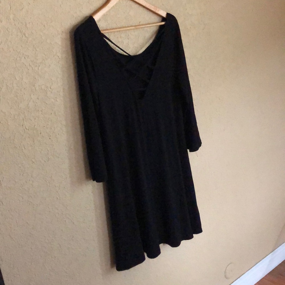 Lulu’s black flowy dress